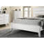 Cadre de lit grand contemporain blanc avec texture ondulée sur panneau, structure en bois massif, style d'angle, pieds inclinés, base requise pour la taille, tête de lit à panneau, matériau, design,