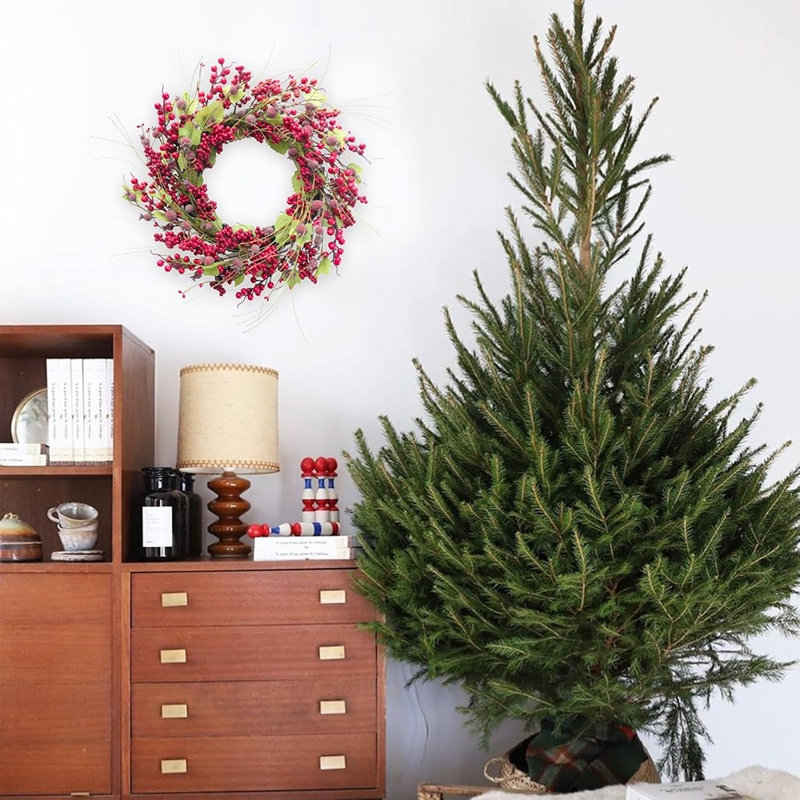 Couronne de Noël - rouge et vert - couronne de cyprès artificiel et de pin artificiel 20 po avec baies pour porte d'entrée, mur ou décor des Fêtes