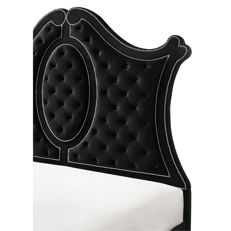 Grand lit à panneau noir avec tête de lit, revêtement luxueux, garniture cloutée, détails en losanges, détails en miroir, moderne pour une utilisation dans la chambre à coucher, luxueux, éléments complexes