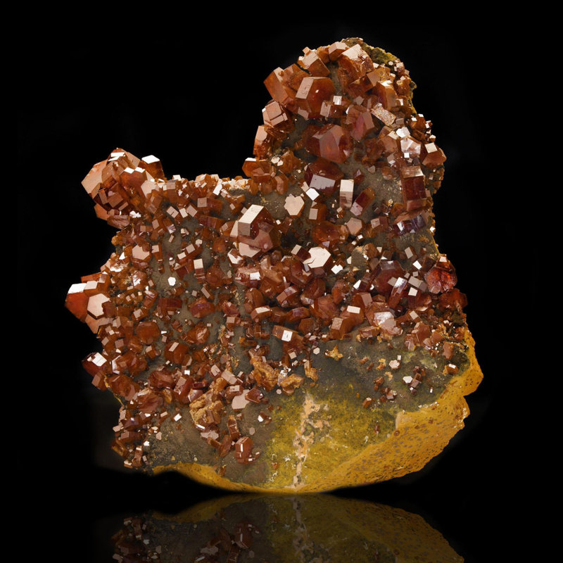 Vanadinite on Hollandite