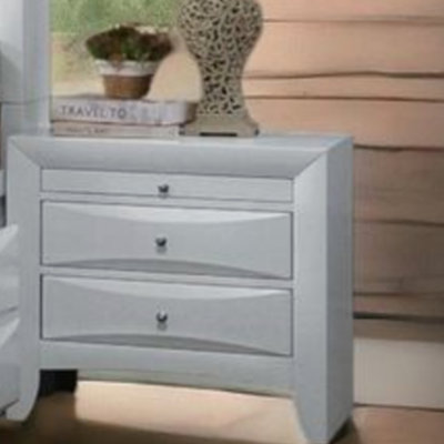 Table de chevet blanche sophistiquée avec tiroirs spacieux et plateau supérieur, parfait pour le rangement et le style de chambre à coucher moderne.