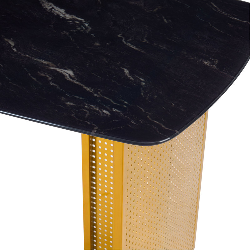 Table de salle à manger rectangulaire en verre trempé de style moderne pour 6 personnes, avec un design en marbre avec des pieds en métal évidés, une table de salle à manger idéale pour les salons et les bureaux à domicile.