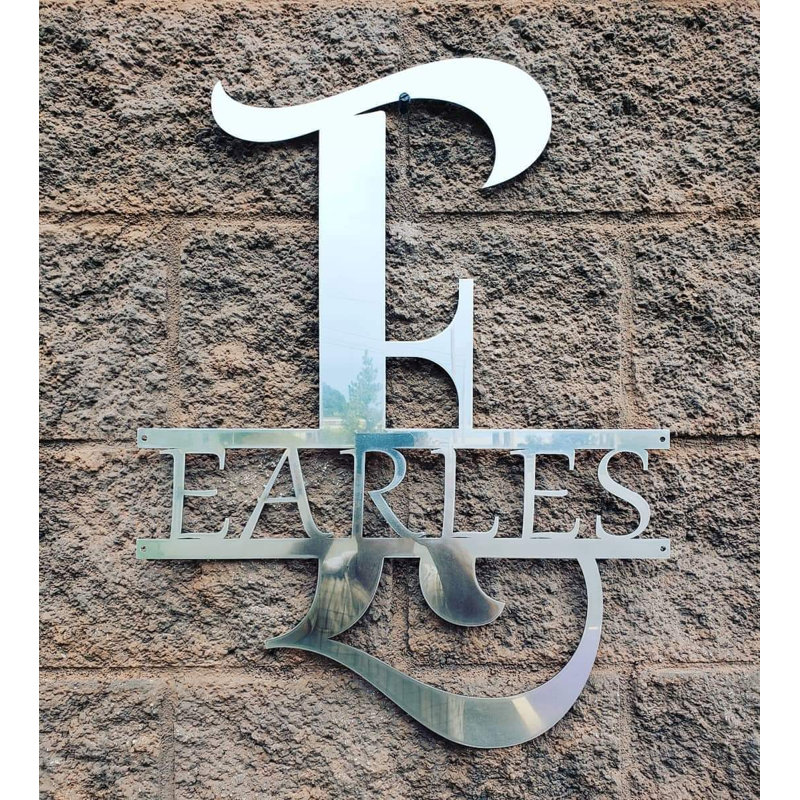 Décoration murale simple avec lettre fendue et monogramme, H 24 po x l 24 po x P 0,25 po, Acier inoxydable poli, Oui