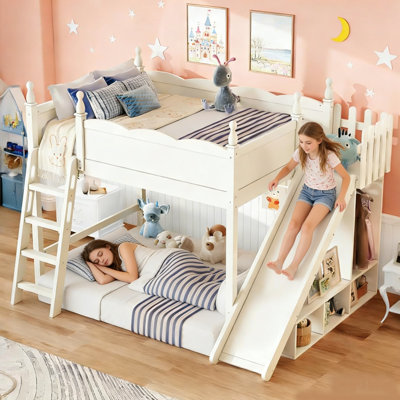 Grand lit mezzanine avec glissade et rangement, structure en bois massif avec garde-robe et garde-corps de sécurité, pas de sommier tapissier, finition beige