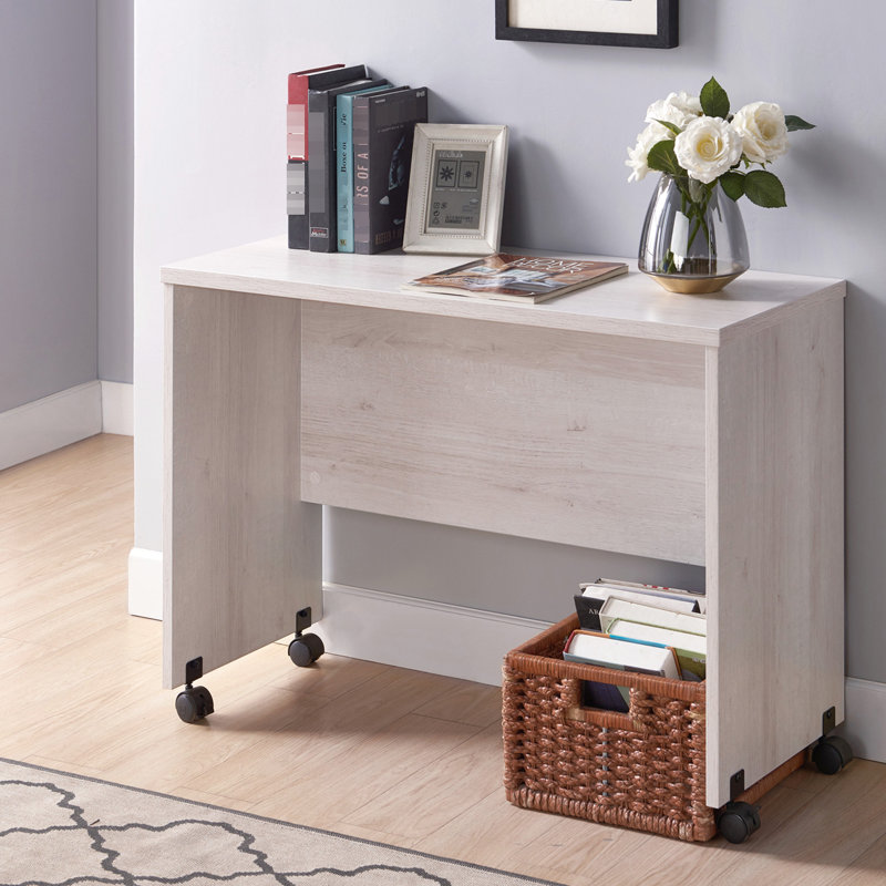 Bureau de style milieu du siècle en chêne blanc, mobile grâce à ses quatre roulettes et offrant une option d'intimité, pour un confort de travail optimal.