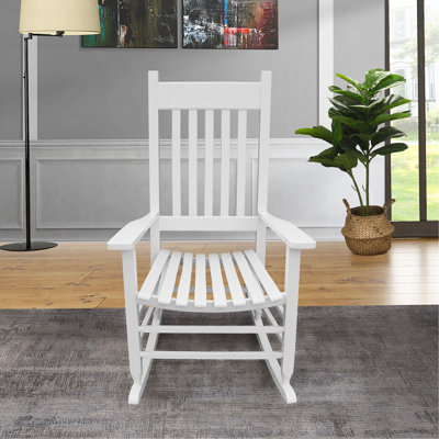 Chaise berçante en bois blanc