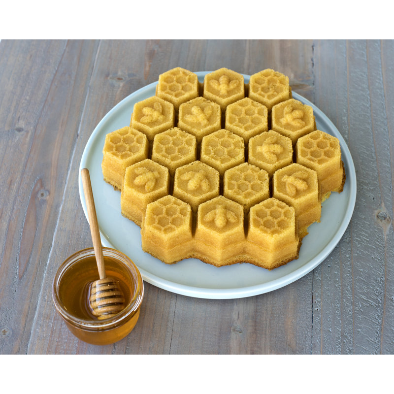 Nordic Ware Non-Stick Novelty Honeycomb Pull Apart Pan, Gold