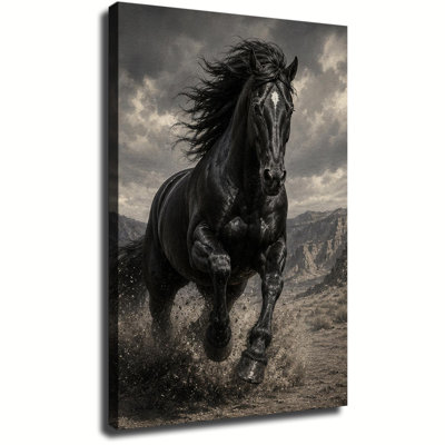 Puissant étalon noir galopant dans un désert rocailleux sous un ciel nuageux dramatique, tableau vintage monochrome sur toile