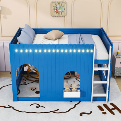 Lit mezzanine de style champêtre avec éclairage chaleureux intégré et espace de jeu polyvalent