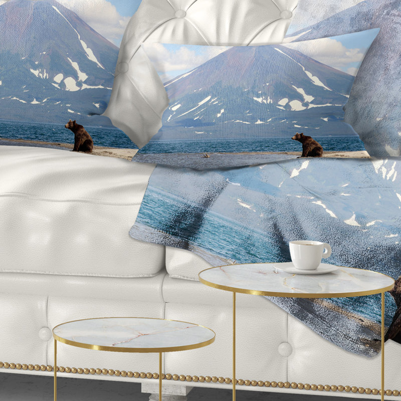 Coussin lombaire à gros paysage imprimé devant un volcan