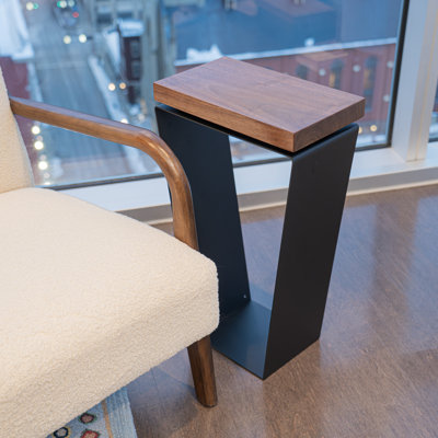 Table d'appoint en métal en forme de V avec base noire et plateau en bois de noyer