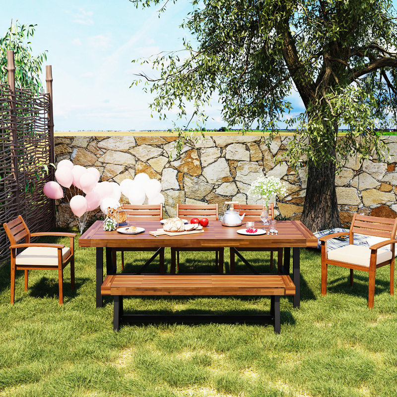 Repas d'extérieur avec chaises en bois, coussins amovibles, pieds ergonomiques confortables et réglables pour les sièges de patio