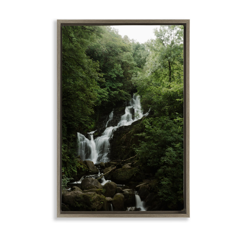 Cascade d'eau dans un cadre flottant en forêt, design par Jade Sharp Photo, Cadre flottant orme Montalcino, H 25 po x l 17 po