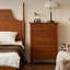 Armoire d'appoint en noyer massif