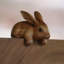 Figurine en bois de lapin curieux Ernesto-25322577