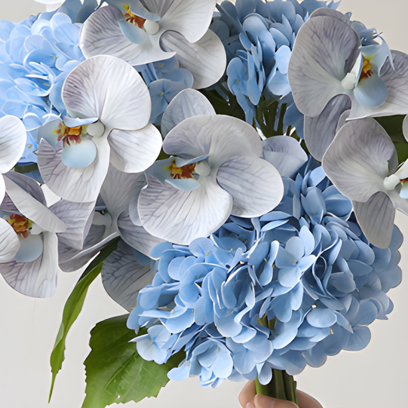 Ornements de fleurs simulées