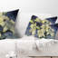 Lys blancs sur aquarelle bleue - coussin à imprimé floral