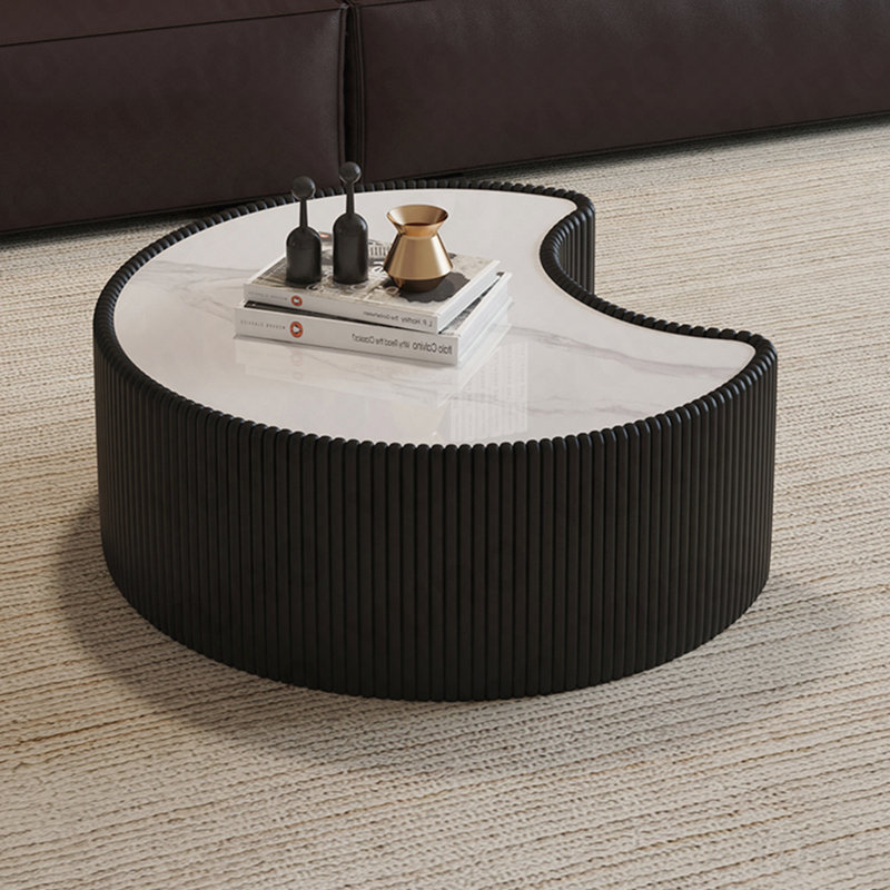Table basse moderne en cuir fritté clair avec dessus en pierre de forme irrégulière pour salon (chaque plateau de table possède un motif gris unique)