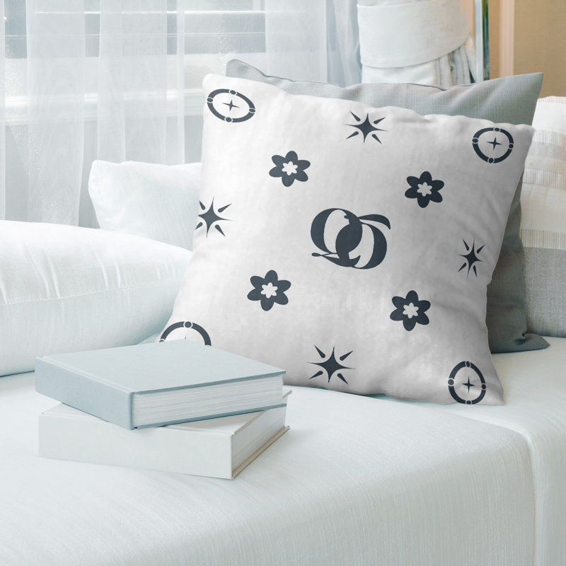 Coussin en polyester filé personnalisable 2 caractères de luxe Q Khieu Luxury, 25 po x 18 po