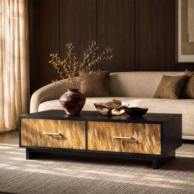 Table basse 56 po rectangulaire en bois d'hévéa avec 4 tiroirs, incrustation de bois géométrique et poignées en laiton pour le salon