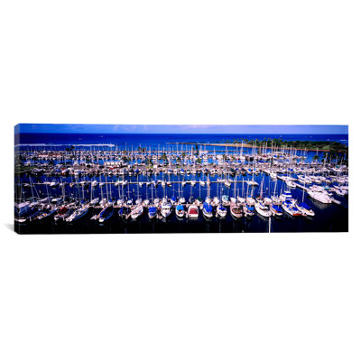 Vue panoramique haute vue de bateaux dans une rangée, Ala Wai, Honolulu, Hawaï, États-Unis - reproduction d'art sur toile tendue