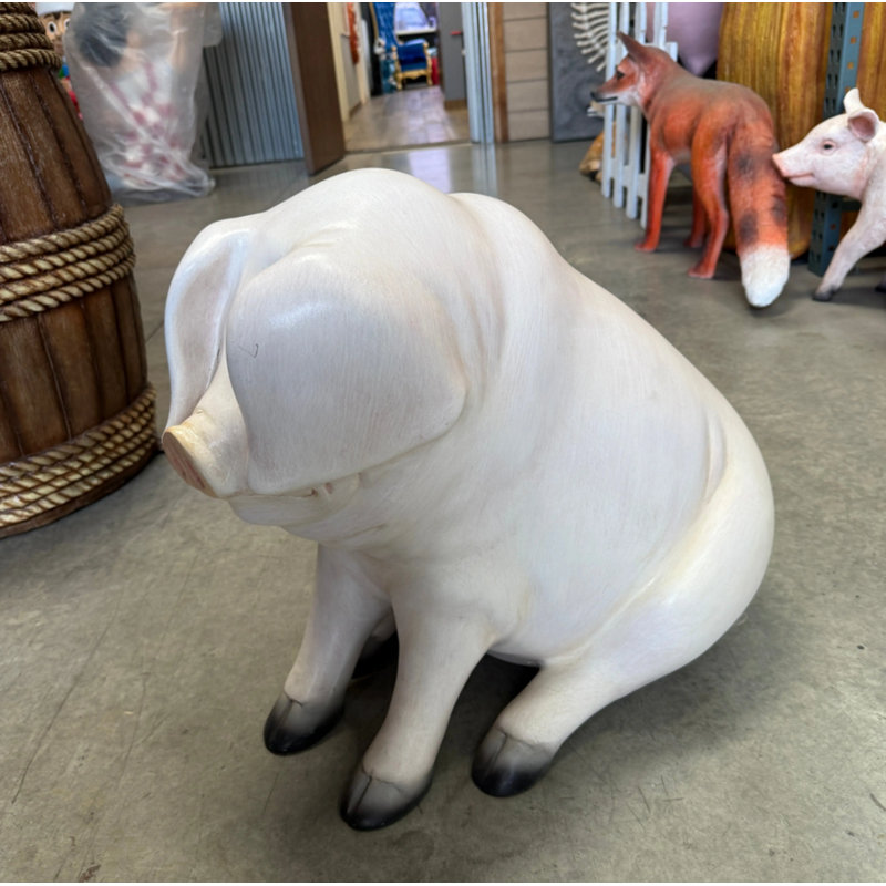 Statue de cochon assis assis