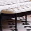 Long banc tapissier en cuir blanc