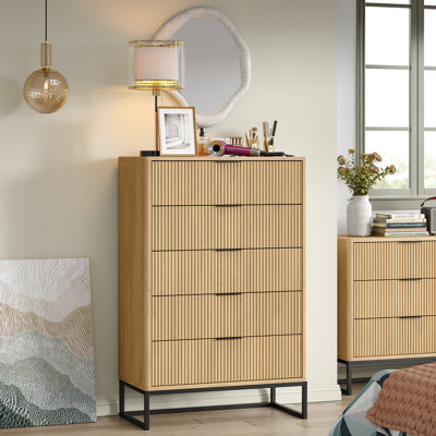 Commode à 5 tiroirs pour chambre à coucher Semin, commode haute avec pieds en métal, commode en bois, conception cannelée 