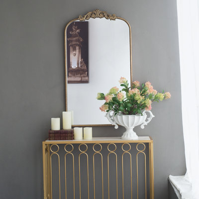 Miroir de conception classique avec cadre d'inspiration baroque pour salle de bain
