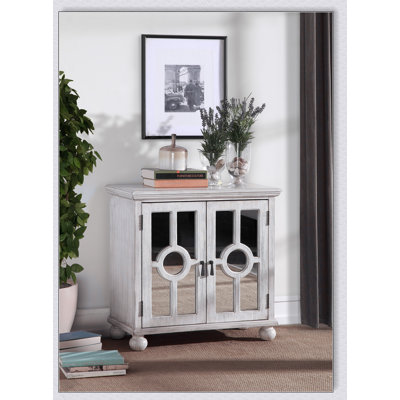 Armoire de rangement classique avec finition blanche antique, portes miroir et poignées suspendues pour un décor traditionnel moderne