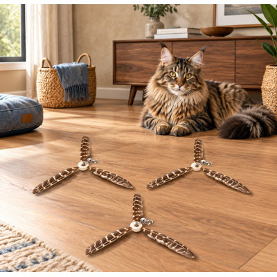Ce jouet à mâcher/corde pour chats d'intérieur est composé d'un fil d'acier flexible de 29 pouces, d'une poignée en bois robuste, d'une clochette et de 3 recharges de plumes.