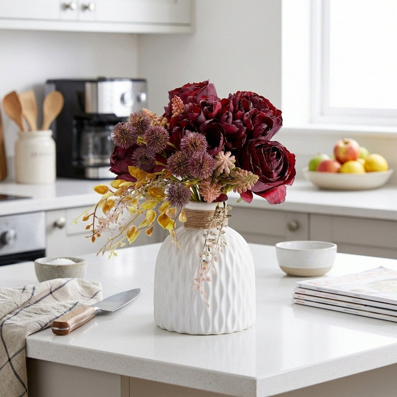 Faux fleurs dans un vase, fleurs en soie artificielle dans un vase en céramique, Rouge