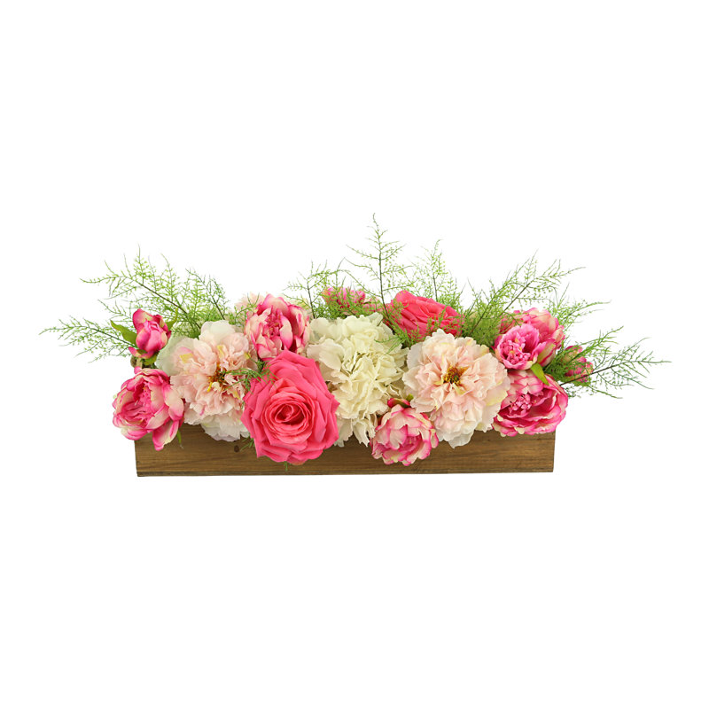 Hortensias et pivoines disposés dans un pot en bois