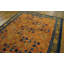 Tapis carré chinois à motif géométrique de couleur corail antique à la fin du 18e siècle