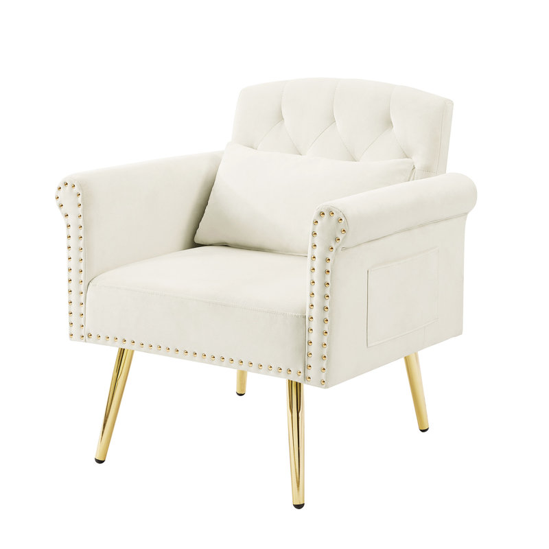 Le fauteuil en velours avec pieds en métal ajoute une touche luxueuse idéale pour un usage quotidien
