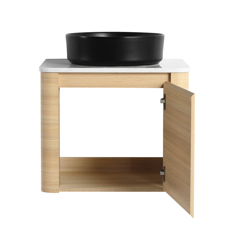 Meuble-lavabo de 61 cm (24 po) comprenant un lavabo en céramique, un comptoir en pierre blanche et une porte à fermeture amortie : une solution silencieuse et fonctionnelle.