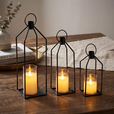 Ensemble de 3 porte-bougies lanterne en métal noir - bougies scintillantes sans flamme à DEL avec minuterie 6H - Décoration intérieure / extérieure moderne pour porche, table, foyer - Taille: 12 + 15 + 19 po