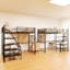 Lit mezzanine simple en métal avec des mesures et des sacs de rangement étendus-779419705