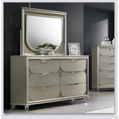 Commode contemporaine à 6 tiroirs en argent avec poignées en acrylique et panneaux gaufrés, parfaite pour les chambres à coucher glamour et modernes.