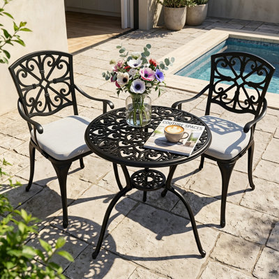 Ensemble bistro 3 pièces pour l'extérieur avec coussins, table ronde ronde en fonte d'aluminium de 24 pouces avec trou de parasol 1,77 po et 2 fauteuils en fonte d'aluminium avec coussins, noir avec bordure peinte en or