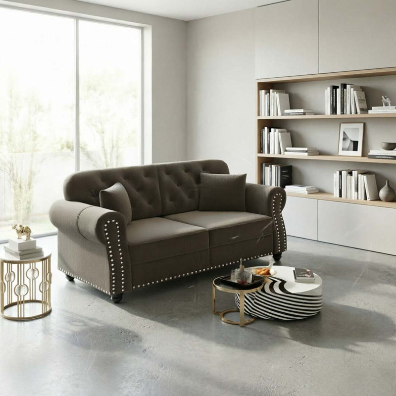 Canapé Chesterfield de 63 po en velours avec garniture cloutée et accoudoirs roulés, canapé de style Mid-Century moderne capitonné avec boutons, brun