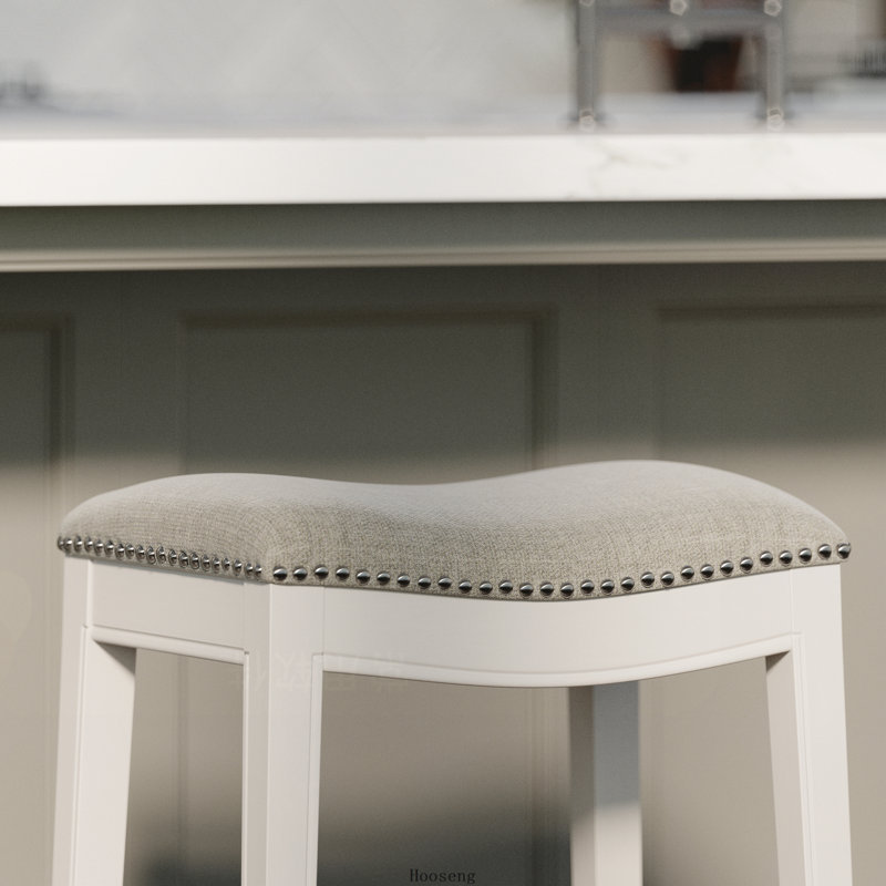Tabouret de bar 1 pièce en bois sans dossier à hauteur de comptoir de 26 po, siège de selle avec garniture cloutée, structure blanchie de campagne, siège rembourré gris