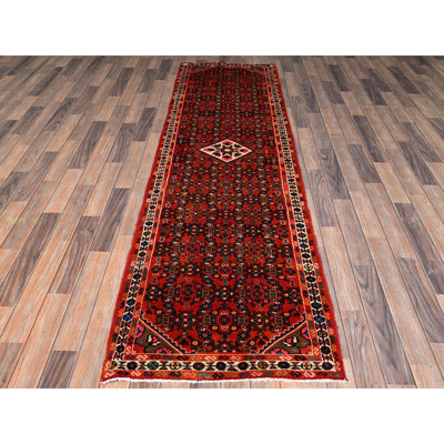 Tapis oriental rouge 2 pi 8 po x 9 pi 7 po Hussainabad avec médaillon géométrique, velours, laine douce et brillante, noué à la main, tapis oriental