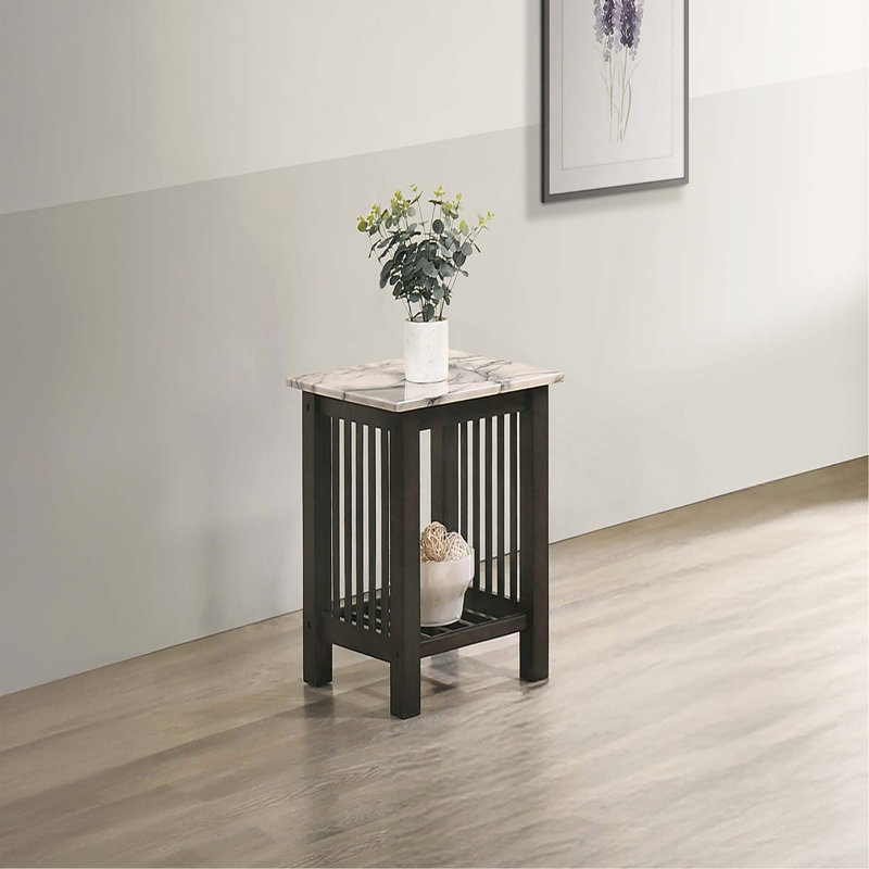 Table de bout moderne et contemporaine avec plateau en faux marbre et pieds en noyer antique