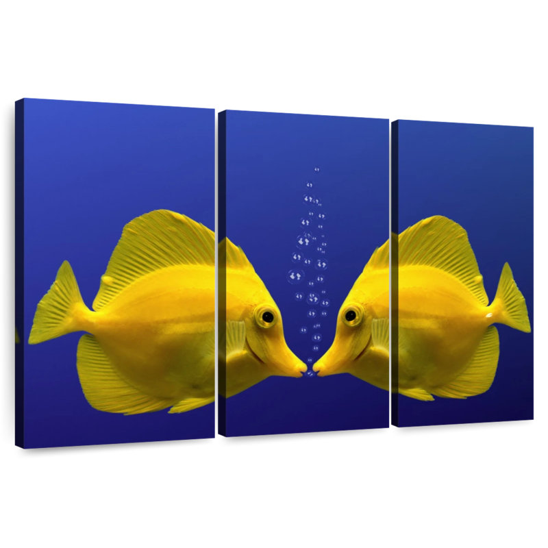 Brampt embrassant un poisson jaune, H 20 po x l 33 po