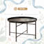 Table basse en métal fabriquée à la main avec motif floral, patins réglables et conception polyvalente pour les salons et les chambres à coucher.