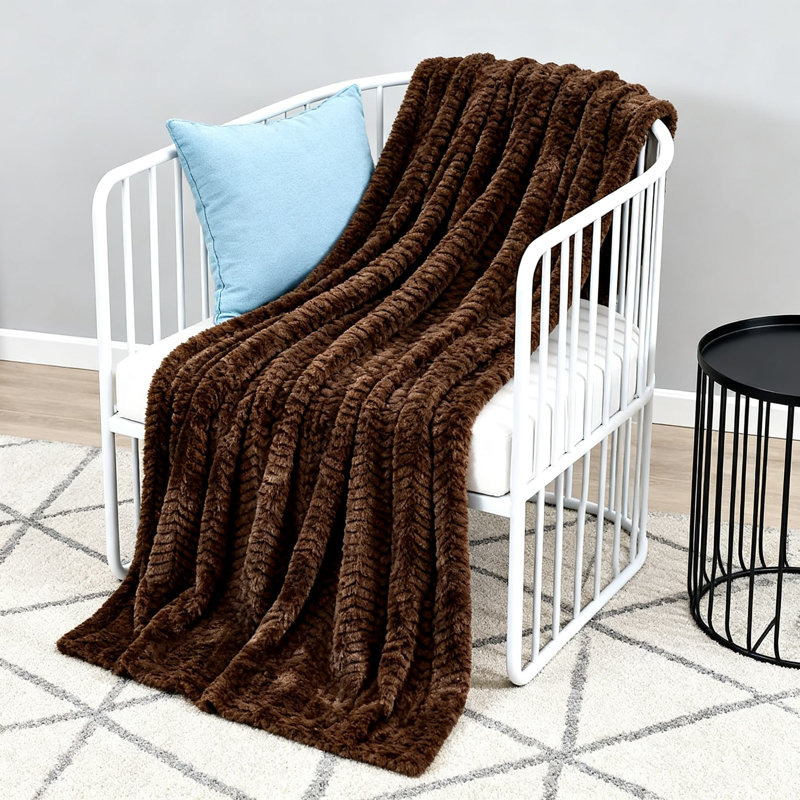 Conception ultra douce et moelleuse à 2 couches pour un maximum de chaleur et de confort, parfaite pour le lit, le canapé et la décoration intérieure