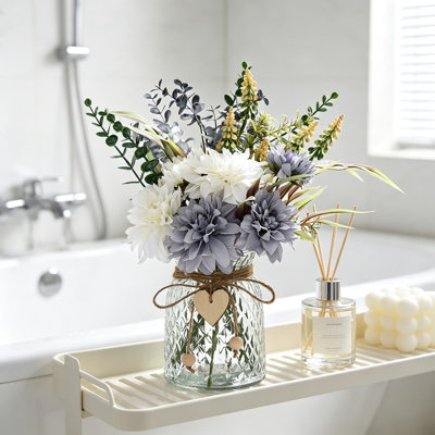 Fleurs artificielles bleues blanches avec vase en verre, arrangement floral en soie pour la table de salle à manger, décoration de maison de ferme de salle de bain de salon, bouquet de plantes artificielles pour la table de chevet du vestibule