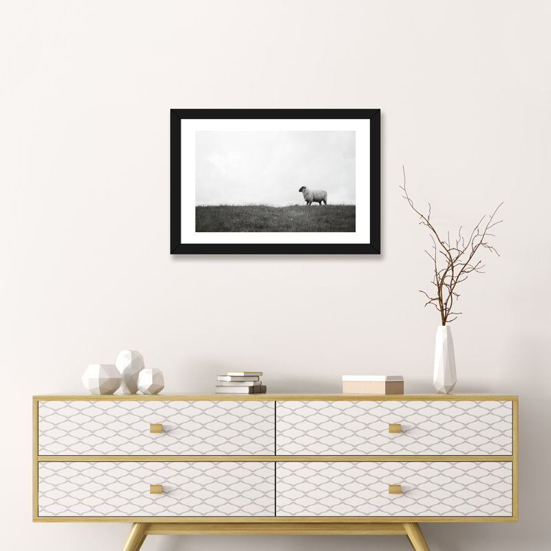 Photographie « islay ovin ii », H 24 po x l 32 po x P 1 po, Papier avec cadre noir