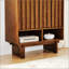 Buffet moderne du milieu du siècle avec design à lattes grillagées, grand espace de rangement et étagères réglables pour une utilisation polyvalente à la maison-1778386645